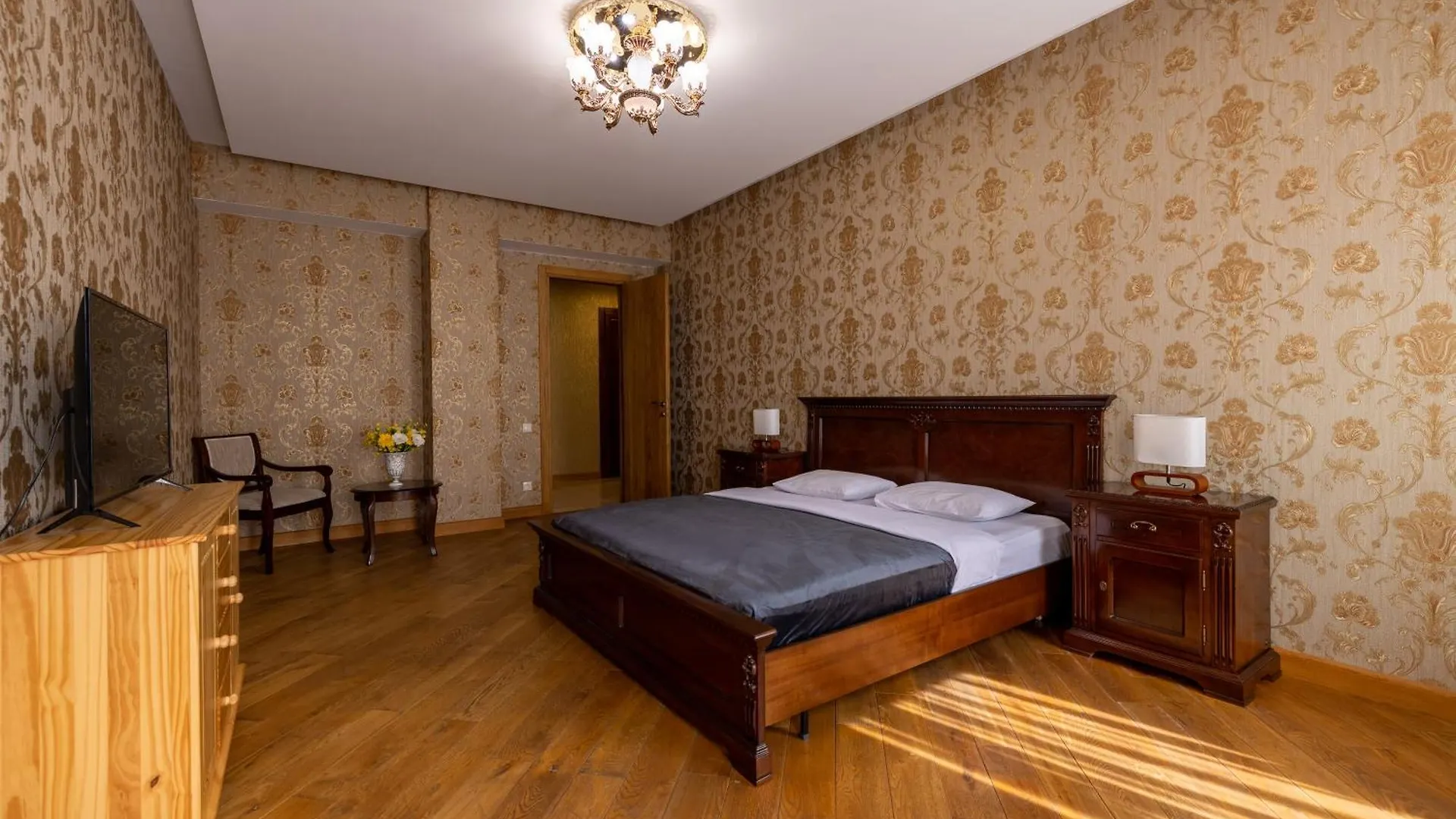 5Bd-5Bth Apartment In Tbilisi City Center 0*,  Georgien